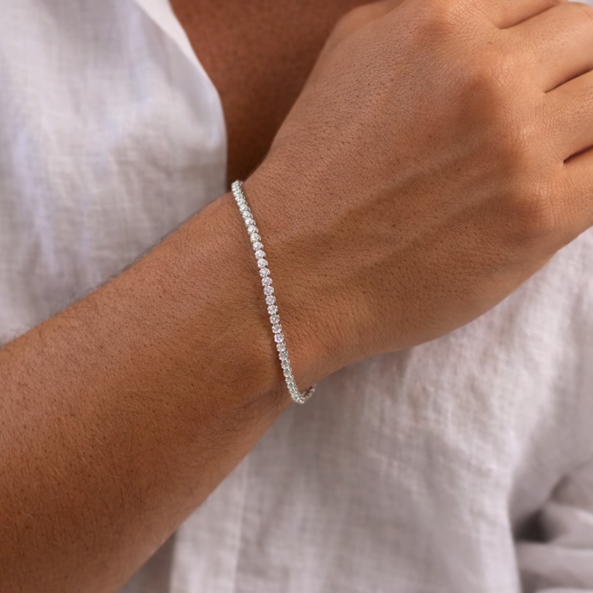 Poignet masculin portant un bracelet homme en diamant fin, porté seul pour un style élégant et équilibré, illustrant le choix du poignet pour un bijou précieux